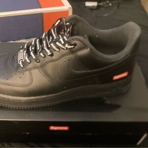 Supreme Black Sneakers Sleek Low-Top Design